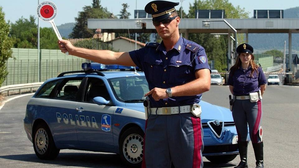 Ubriaco E Drogato Senza Patente Scappa All Alt Della Polizia Preso A