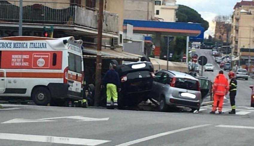 Incidente Su Viale Palmiro Togliatti Auto Ribaltata Terzo Binario News