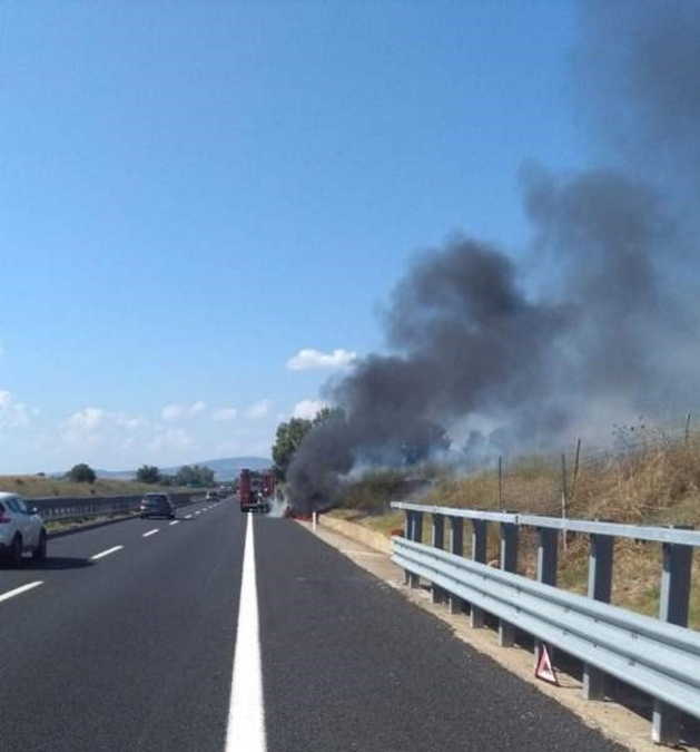 Auto In Fiamme Sulla A Fra Cerveteri E Torrimpietra Al Km