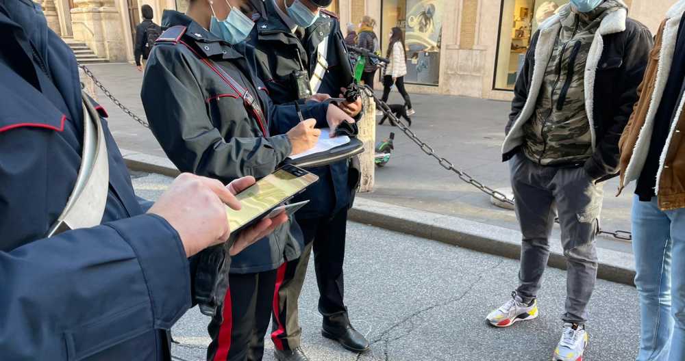 Roma Controlli Dei Carabinieri Anti Assembramenti Nelle Vie Dello