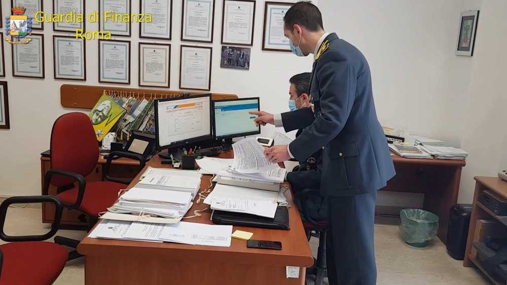 Frodi Informatiche E Furti Da Conti Bancari Tre Arresti Della Guardia