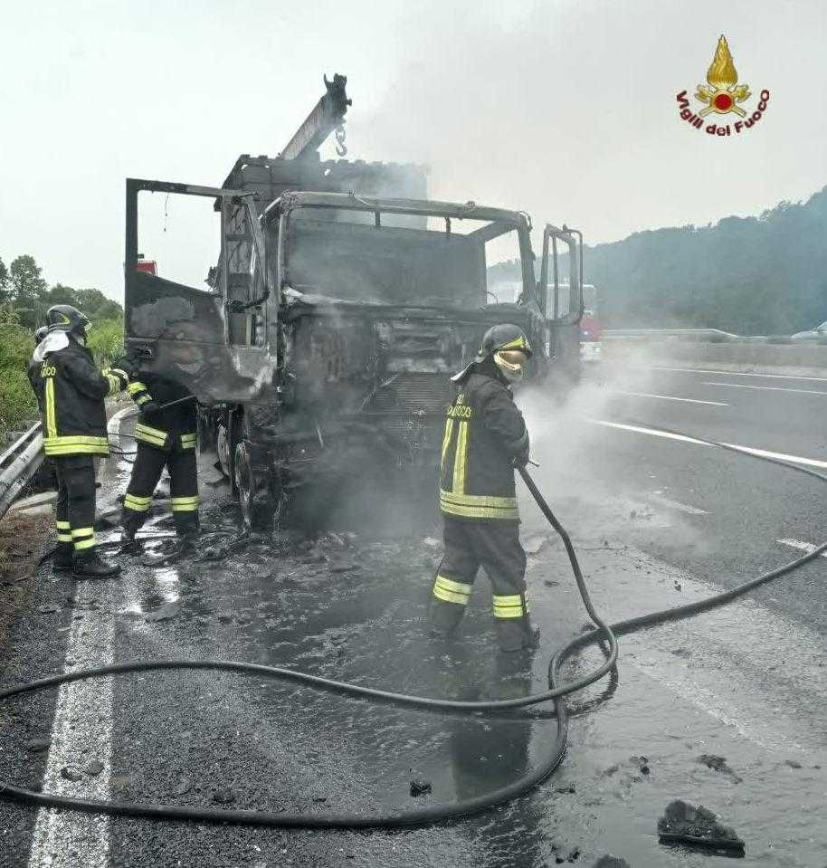 Tir In Fiamme Sulla A Vigili Del Fuoco Al Lavoro Terzo Binario News