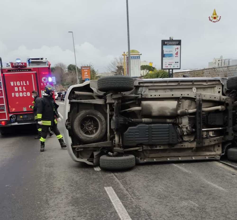 Incidente Sulla Collatina I Pompieri Estraggono Una 61enne Dalle