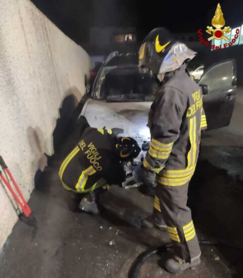 Fiamme In Un Autosalone Di Civitavecchia Spente Dai Vigili Del Fuoco