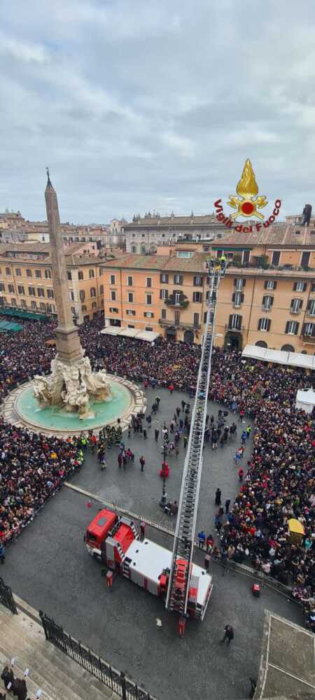 La Befana Di Piazza Navona Arriva Dall Autoscala Dei Pompieri Terzo