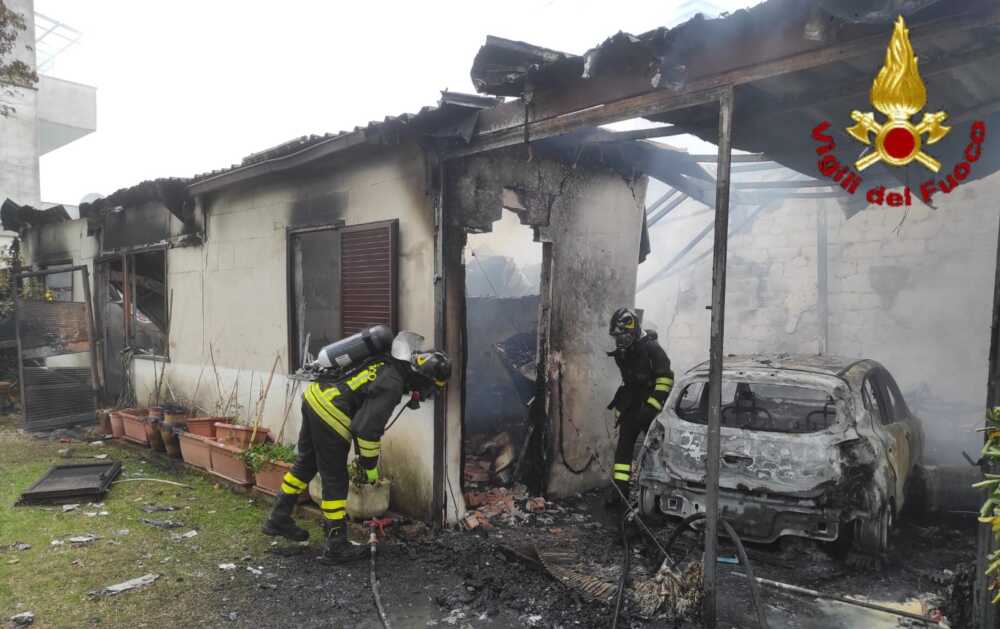 Incendio In Una Villetta Di Fregene I Pompieri Di Cerveteri Evacuano