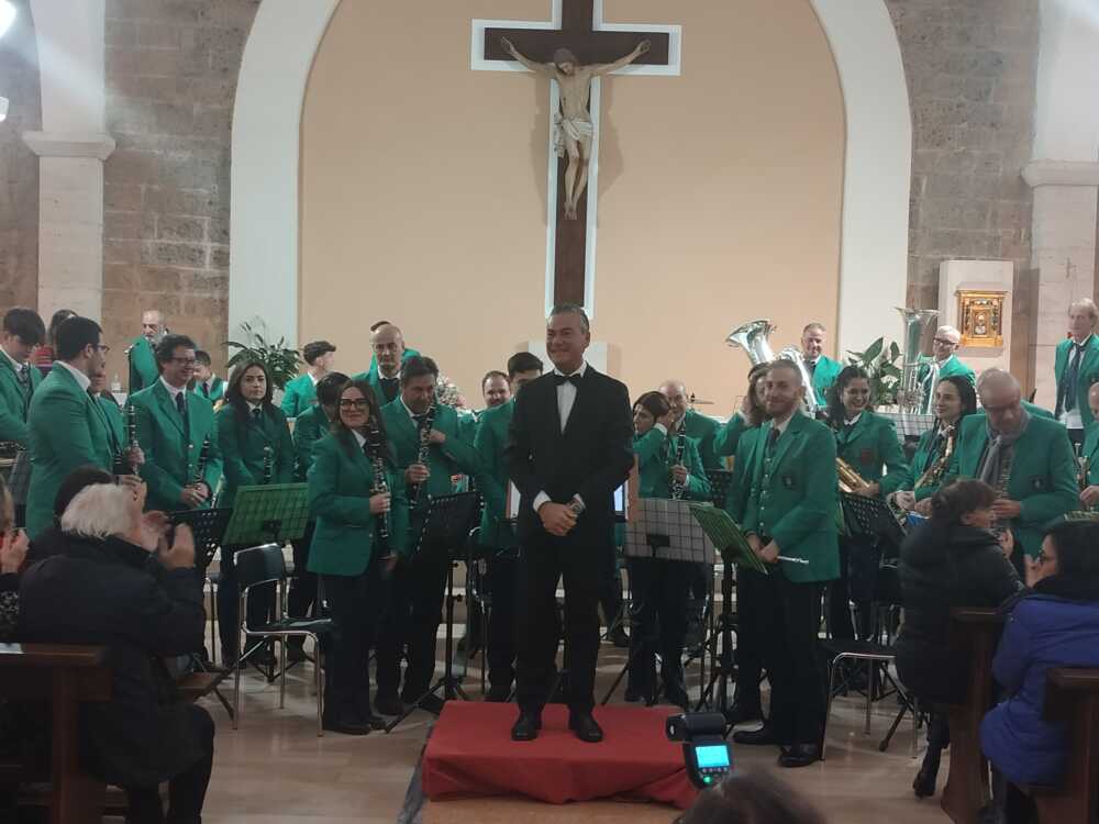 Applausi A Scena Aperta Per Il Concerto Di Natale Del Gruppo Bandistico