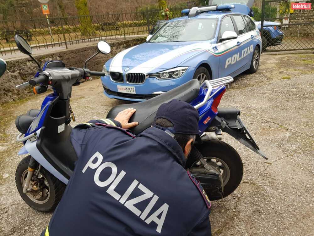 Rubano Un Motorino E Girano Per Civitavecchia Fermati Dalla Polizia