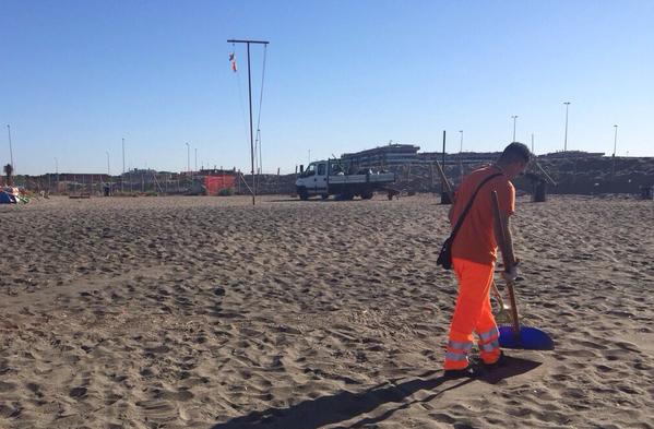 Ostia In Corso La Bonifica Della Spiaggia Libera Del Canale