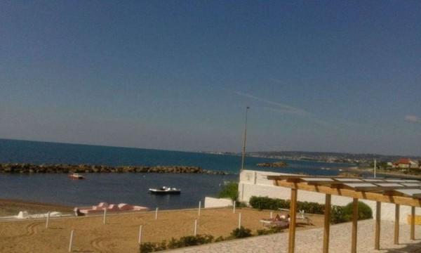 Santa Marinella Lettini E Ombrelloni Su Spiaggia Libera Il