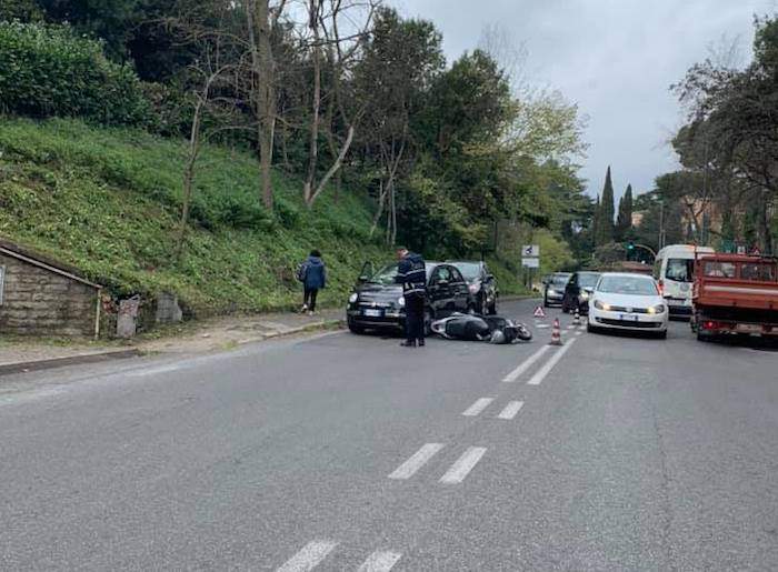 Incidente Sulla Cassia Scontro Auto Scooter Grave Una Enne Terzo Binario News