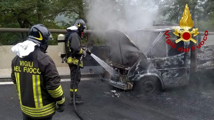 In Fiamme Camion Del Latte, I Vigili Del Fuoco Di Civitavecchia ...