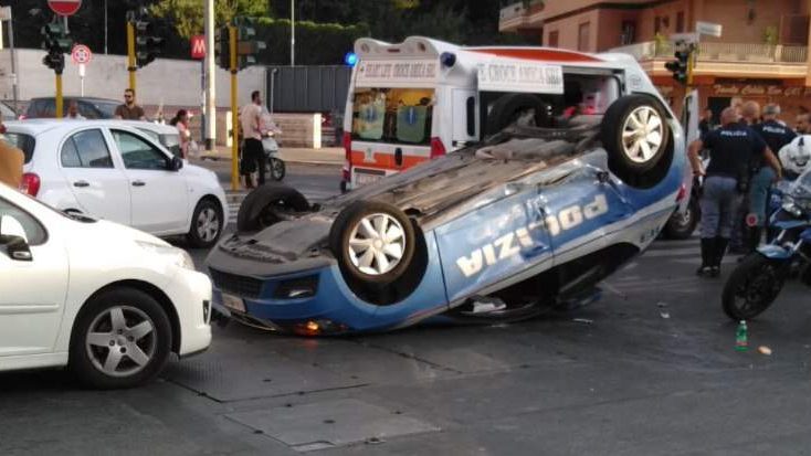 Incidente A Battistini: Scontro Smart - Auto Della Polizia, Quattro ...