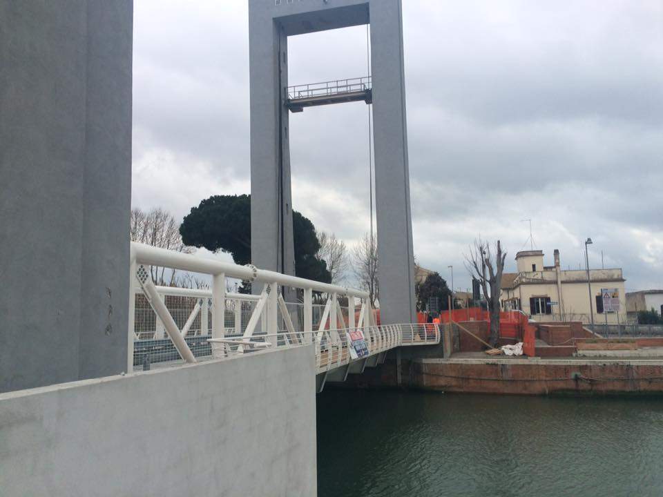 Riaperto ponte 2 Giugno riaperto dopo l'urto del barcone alla deriva