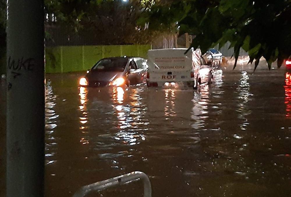 Strada allagata alla Cecchina, intrappolati in auto: salvati dai volontari del Roe