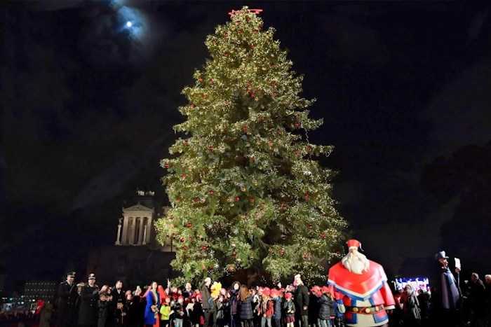 Albero Di Natale Roma.Spelacchio Is Back L Albero Di Natale A Roma Terzo Binario News