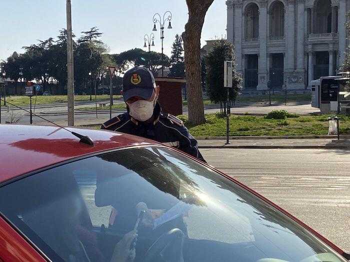 Posto di blocco della polizia locale: cittadini ringraziano e offrono biscotti agli agenti