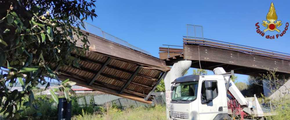 Gru Contro Il Ponte Della Ciclabile: Paura Al Tintoretto Su Via ...