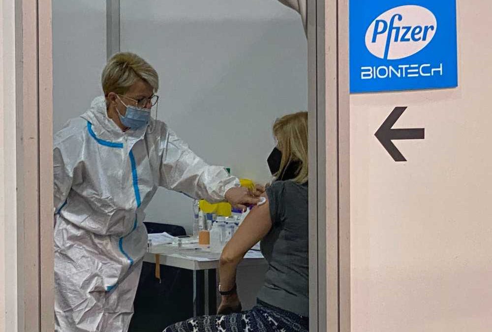 Aifa approva il vaccino Pfizer aggiornato alle varianti Covid Omicron BA 4-5