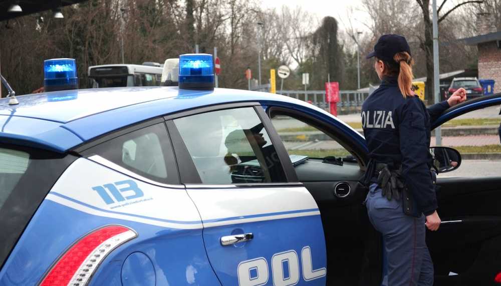 Tampona l’auto dove la ex si rifugia, arrestato 49enne romano