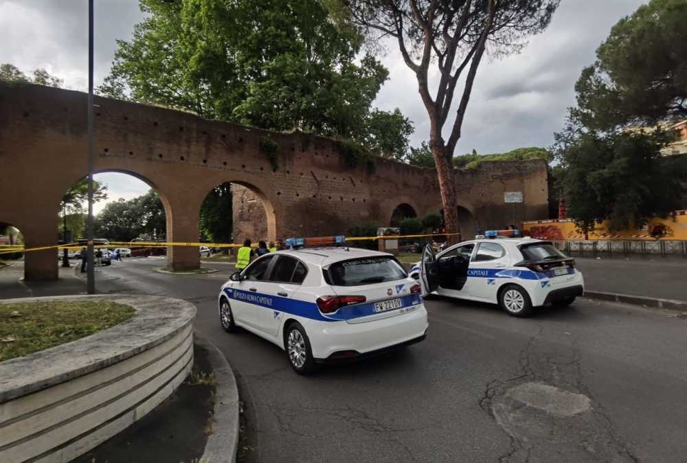 Intervento Polizia Locale per messa in sicurezza: distaccamento frammenti di una fornice delle Mura Aureliane