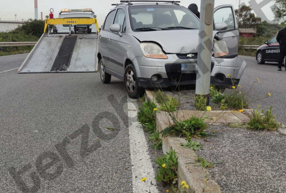 Si spara mentre guida schiantandosi contro un palo: gravissimo un 75enne a Civitavecchia