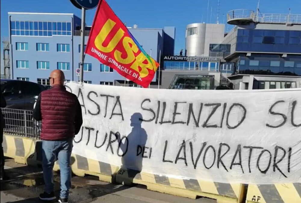 Lavoratori Minosse in presidio sotto il comune di Civitavecchia