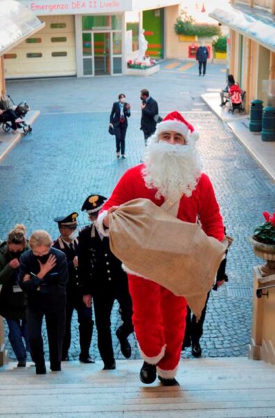 Il Babbo Natale Dei Carabinieri Porta Giochi E Sorrisi Ai Piccoli ...