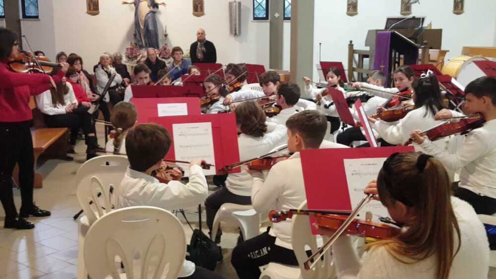 L'"orchestra" della Melone di Ladispoli suona alla chiesa di San