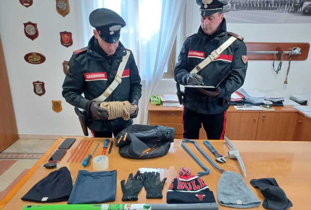 Scavalcano un muro per rubare a Santa Severa, due cubani arrestati dai Carabinieri