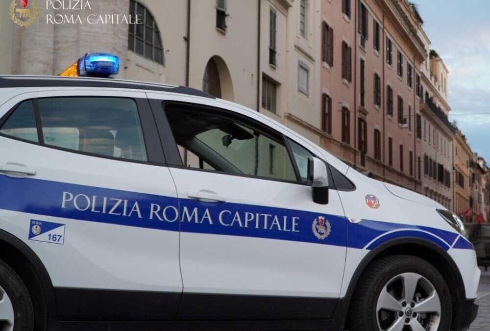 Panico a Trastevere: auto finisce sui tavoli del ristorante, ferita bambina di 5 anni