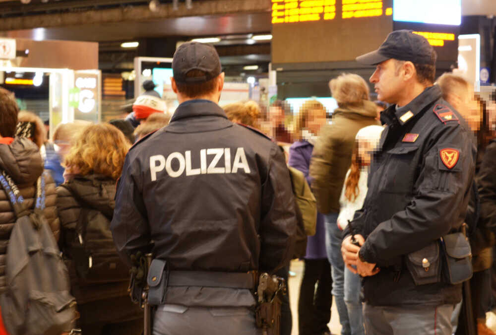 Controlli Della Polizia Nelle Stazioni Ferroviarie Di Roma Terzo