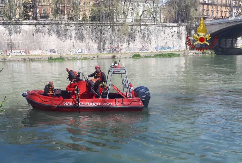 Annega Nel Tevere, Ricerche Dei Vigili Del Fuoco Sotto Ponte Garibaldi ...