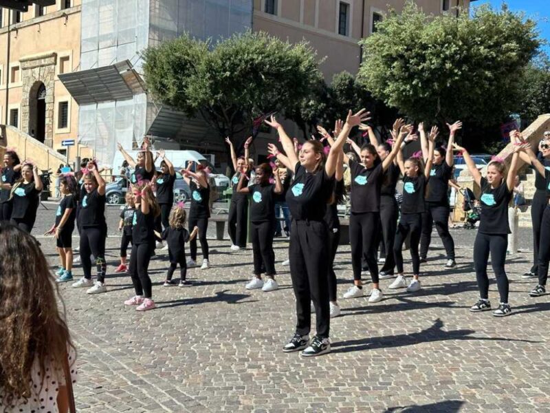 flash mob emozioni in rosa allumiere 2023