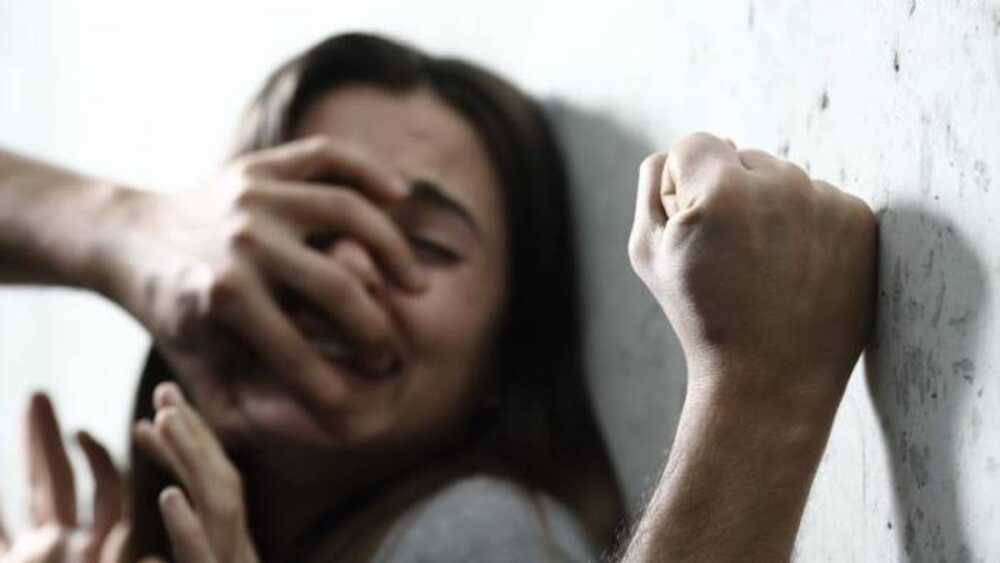 Botte alla moglie e alla figlia di sei mesi, arrestato un 26enne