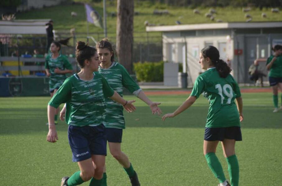 Cerveteri-Women-stretta-di-mano-tra-le-ragazze