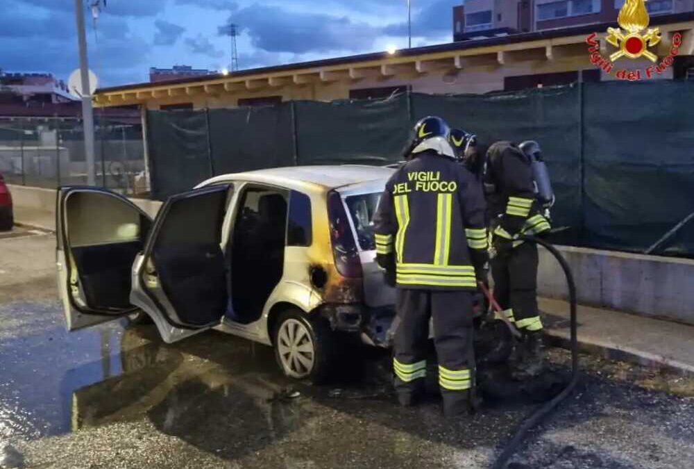 Auto a fuoco in piena notte a Civitavecchia, Vigili del Fuoco evitano il peggio