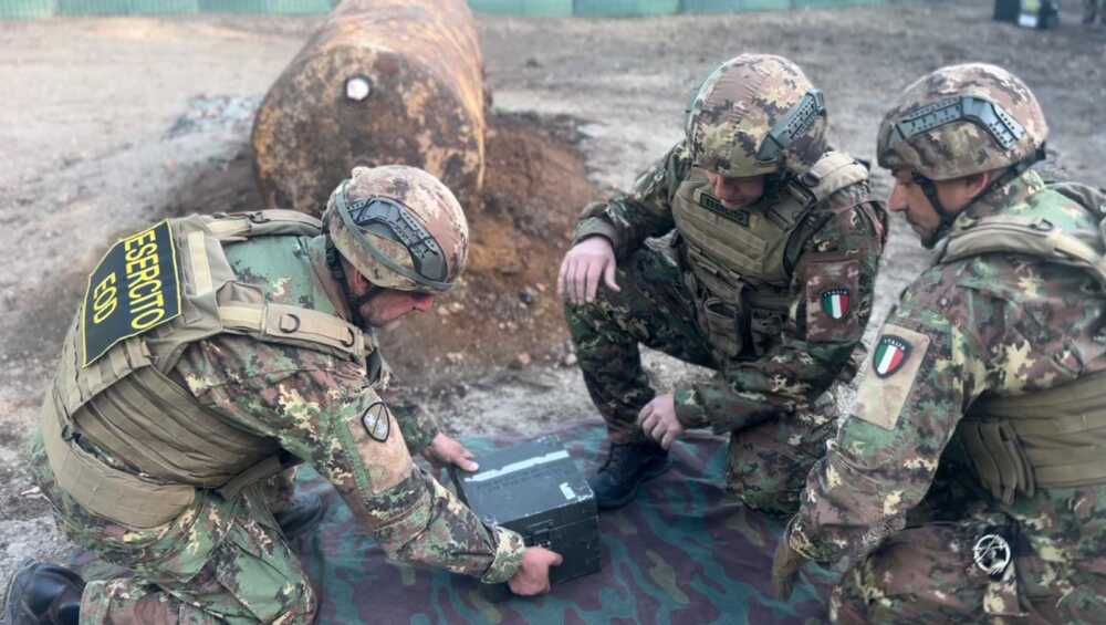 Esercito disinnesca bomba da due tonnellate a Viterbo, le foto dell’intervento