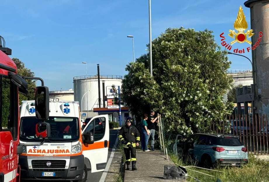 Incidente sull’Aurelia a Civitavecchia, auto contro il muro della Stradale