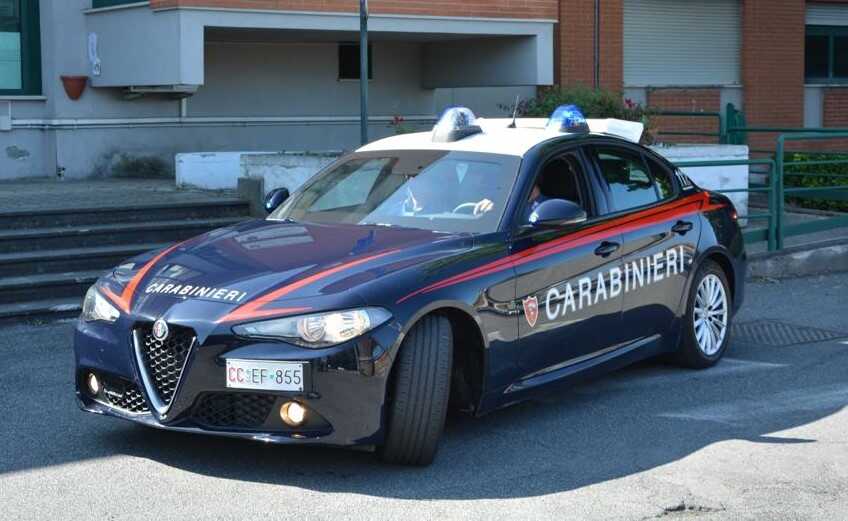 Scappa all’alt dei carabinieri: con la moto si schianta contromano contro un’auto