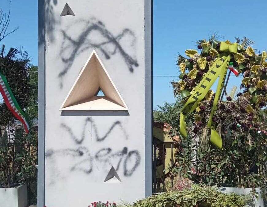 “W fascio”: vandalizzato il monumento a Giacomo Matteotti