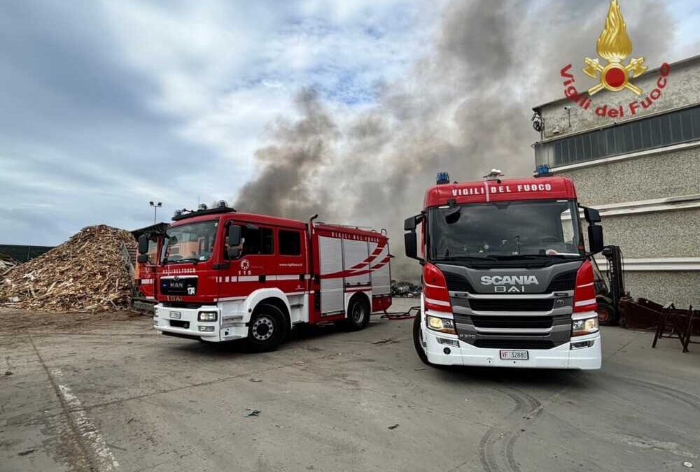 Incendio al deposito rifiuti a Civitavecchia: l’aggiornamento dei Vigili del Fuoco