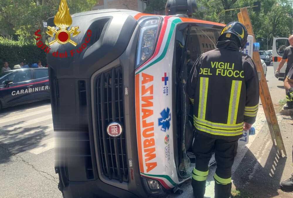 Auto contro l’ambulanza sulla Togliatti, ferito l’autista estratto dai pompieri