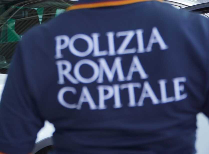 Abbatte i tavolini del ristorante a Trastevere: scovato il tassista abusivo