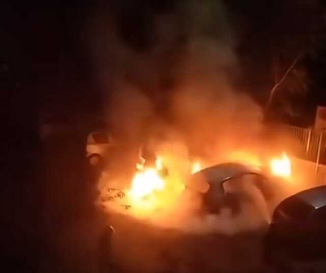 Notte di fuoco a Pietralata: auto in fiamme