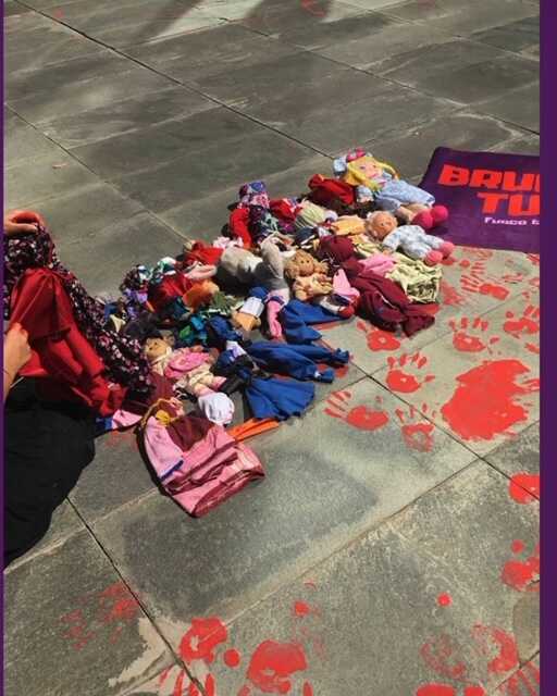 Blitz alla Rai contro i femminicidi: vernice rossa sulle vetrate di viale Mazzini