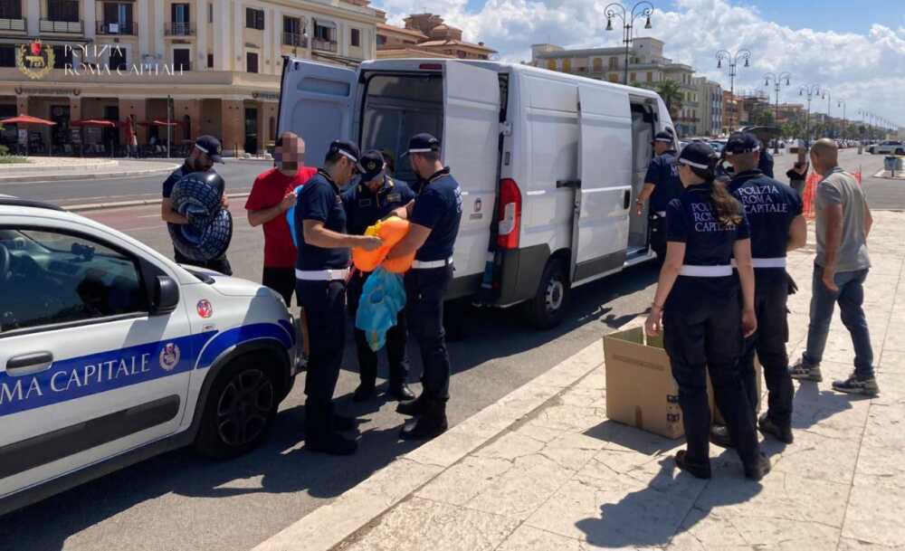 Blitz anti-abusivismo a Ostia: sequestrati 2mila oggetti