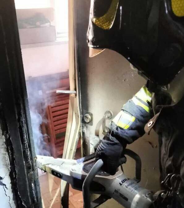 Incendio nel locale tecnico dell’ascensore, evacuate trenta persone