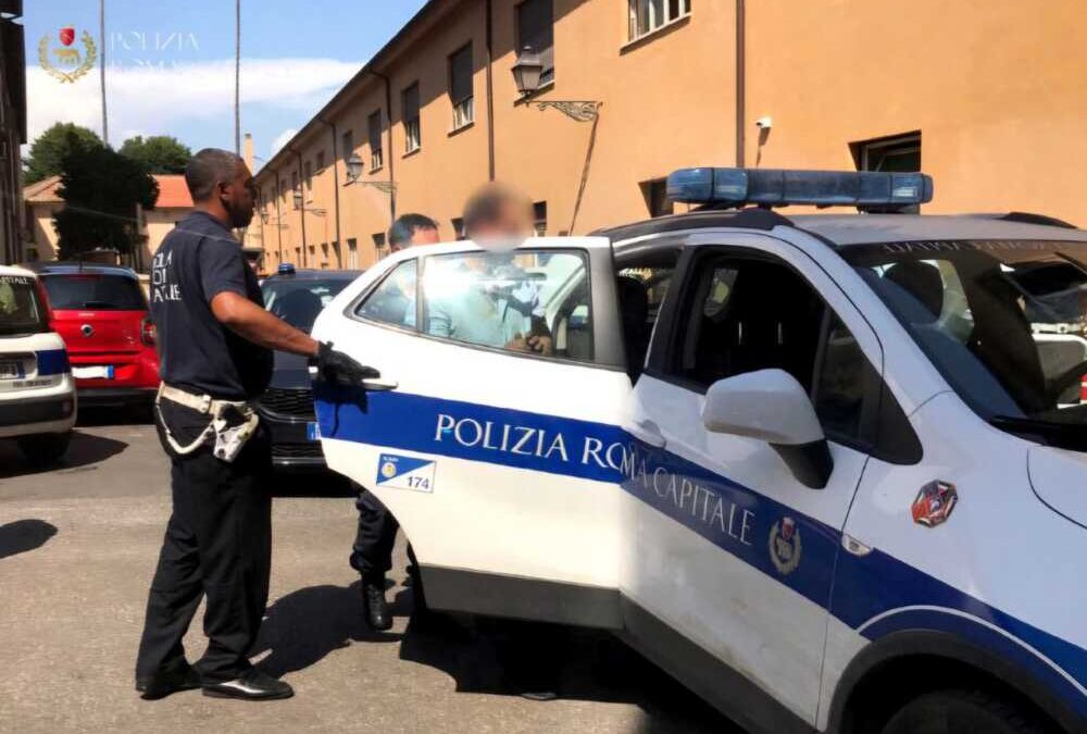 Armato di sciabola gira in strada al Prenestino