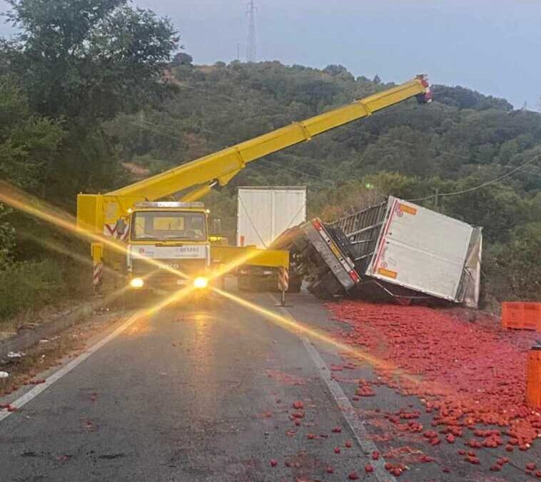 Tir di pomodori esce di strada sulla Braccianese Claudia